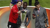 Zlatan Ibrahimovic ada di posisi keenam. Pemain Swedia itu membukukan banyak, 31 piala kalau dia scudetto bersama Juventus yang dibatalkan karena kasus Calciopoli tetap dihitung. Sebagian besar piala Ibrahimovic dimenangi bersama Paris Saint-Germain. (Foto: Phil Noble/Reuters)