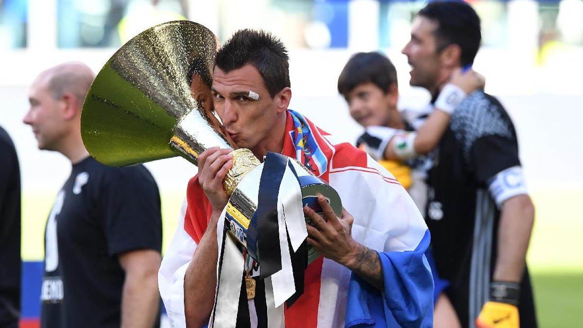 Foto: Mario Mandzukic mencium trofi Serie A (Getty Images/Valerio Pennicino)