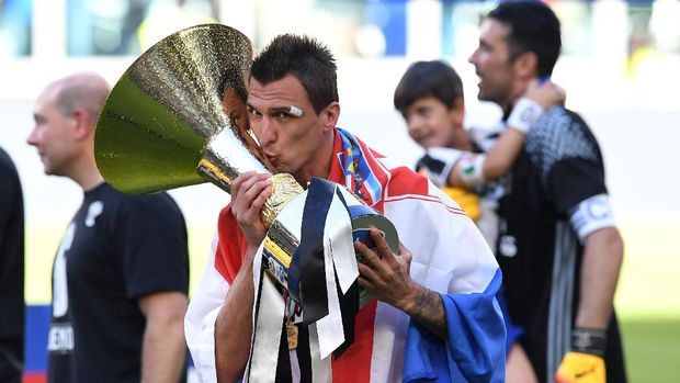 TURIN, ITALY - MAY 21:  Mario Mandzukic of Juventus FC celebrates with the trophy after beating FC Crotone 3-0 to win the Serie A Championships at the end of the Serie A match between Juventus FC and FC Crotone at Juventus Stadium on May 21, 2017 in Turin, Italy.  (Photo by Valerio Pennicino/Getty Images)