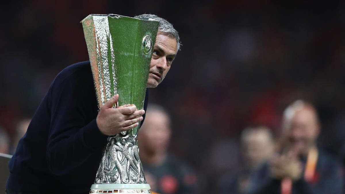 Jose Mourinho mempersembahkan tiga trofi selama melatih Manchester United (Foto: Dean Mouhtaropoulos/Getty Images)
