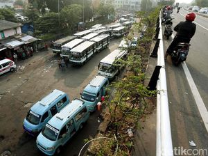 Angkutan Umum di Kampung Melayu Tetap Beroperasi Pasca Ledakan