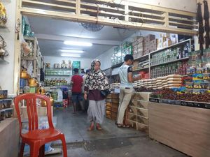 Jelang Ramadan, Masyarakat Ramai Beli Kurma di Tanah Abang