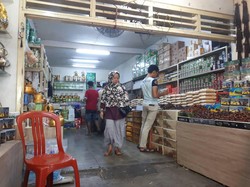 Jelang Ramadan, Masyarakat Ramai Beli Kurma di Tanah Abang