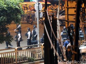 Hingga Dinihari Warga Masih Penuhi TKP Bom