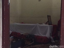 Rekan Polisi Datangi Rumah Imam, Korban Bom Kampung Melayu