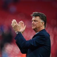 Saat Van Gaal Mencuri Perhatian di Laga Ajax vs MU