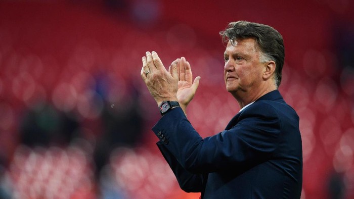 LONDON, ENGLAND - MAY 21:  Louis van Gaal Manager of Manchester United applauds the fans after winning The Emirates FA Cup Final match between Manchester United and Crystal Palace at Wembley Stadium on May 21, 2016 in London, England. Man Utd won 2-1 after extra time.  (Photo by Mike Hewitt/Getty Images)