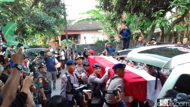 Pemakaman Briptu Imam di Klaten Diiringi Isak Tangis