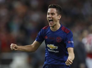 MU Dedikasikan Trofi Liga Europa untuk Korban Serangan di Manchester MU Dedikasikan Trofi Liga Europa untuk Korban Serangan di Manchester