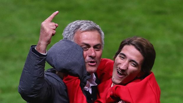 Rayakan Gelar Liga Europa, Mourinho Berguling-guling dengan Anaknya