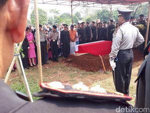 Wakapolda Metro Jaya Pimpin Pemakaman Jenazah Bripda Taufan