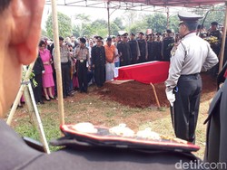 Wakapolda Metro Jaya Pimpin Pemakaman Jenazah Bripda Taufan