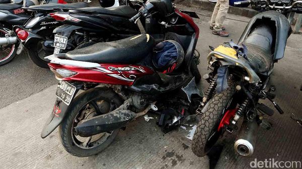 Pasca Ledakan, Kendaraan yang Hancur di TKP Masih Terparkir
