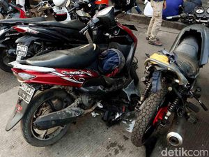 Pasca Ledakan, Kendaraan yang Hancur di TKP Masih Terparkir