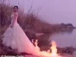 Calon Pengantin Nekat Pakai Gaun Terbakar Demi Foto Prewedding Dramatis