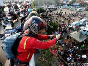 Warga Masih Memenuhi Lokasi TKP Bom Kampung Melayu
