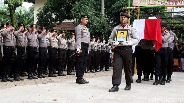 Upacara Penghormatan Jenazah Bripda Imam Berjalan Hikmat