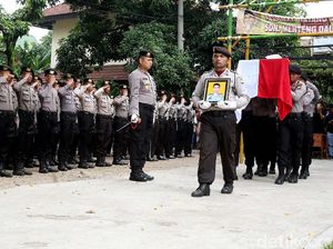 Upacara Penghormatan Jenazah Bripda Imam Berjalan Hikmat