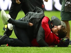 Rayakan Gelar Liga Europa, Mourinho Berguling-guling dengan Anaknya