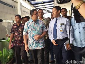 Jenguk Korban Bom Kampung Melayu, Anies: Jakarta Tak Boleh Takut