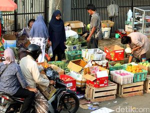 Pasca Ledakan, Pedagang Pasar Tetap Berjualan di Kampung Melayu