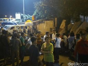 Garis Polisi Dilepas, Warga Padati Lokasi Bom Kampung Melayu