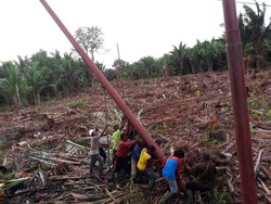 Tembus Hutan, PLN Melistriki Pedalaman Papua