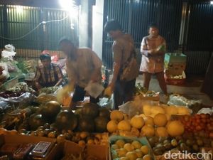 Pasca Ledakan, Pedagang Pasar Tetap Berjualan di Kampung Melayu