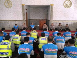 Polisi Cianjur Gelar Salat Ghaib untuk Korban Bom Kampung Melayu
