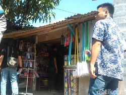 Polisi Geledah Kediaman Terduga Teroris Bom Kampung Melayu