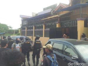 Polisi Sita Kabel dan Baut hingga Bendera dari Rumah Ahmad Syukri
