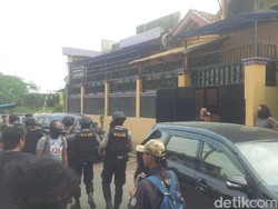 Polisi Sita Kabel dan Baut hingga Bendera dari Rumah Ahmad Syukri