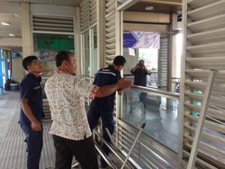 Halte TransJ Kampung Melayu Dibersihkan dari Sisa-sisa Bom