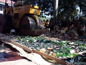 Ribuan Botol Miras Dimusnahkan di Kantor Pemkab Garut Ribuan Botol Miras Dimusnahkan di Kantor Pemkab Garut