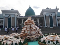 Masjid Al Akbar Surabaya Bagikan 1.438 Kue Apem Jelang Ramadan