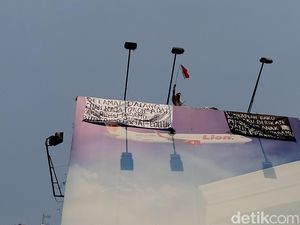 Agustinus Beraksi Lagi, Panjat Baliho di Dekat Gedung KPK