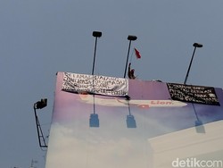 Agustinus Beraksi Lagi, Panjat Baliho di Dekat Gedung KPK