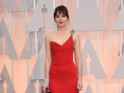 Beredar Foto-foto Chris Martin dan Dakota Johnson Usai Berlibur ke Paris