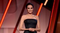 Foto: 15 Inspirasi Gaya Anggun Angelina Jolie