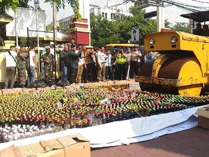 Polres Jakpus Musnahkan 10.100 Botol Miras