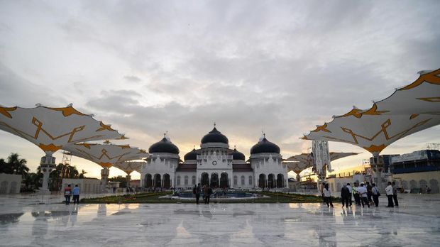 Pengunjung berada di proyek perluasan Masjid Raya Baiturrahman di Banda Aceh, Rabu (10/5). Proyek perluasan Masjid Raya Baiturrahman meliputi pembangunan 12 payung elektrik, tempat wudu dan ruangan parkir bawah tanah itu dijadwalkan diresmikan oleh Wapres Jusuf Kalla pada Sabtu (13/5). ANTARA FOTO/Ampelsa/aww/17.