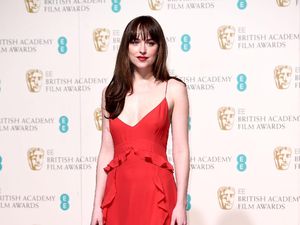 Dakota Johnson Diisukan Hamil Anak Chris Martin