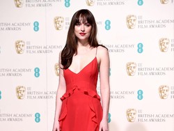 Dakota Johnson Diisukan Hamil Anak Chris Martin