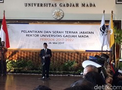 Pratikno Lantik Prof Panut Mulyono sebagai Rektor UGM