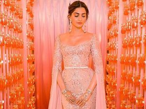 Sonam Kapoor Tulis Ungkapan Duka atas Kepergian DJ Avicii