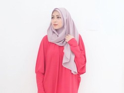 Foto: Cantiknya Richa Novisha, Istri Gary Iskak dengan Hijab Simpel