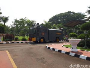 Dijaga Barakuda dan Water Cannon, Kantor Darmin Bakal Didemo Buruh