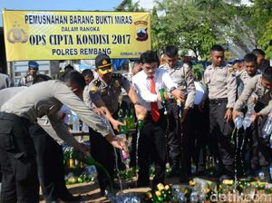 Polres Rembang Musnahkan Ribuan Botol Miras Polres Rembang Musnahkan Ribuan Botol Miras