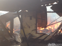 Rumah di Kramat Jati Jaktim Terbakar, 5 Unit Damkar Diturunkan