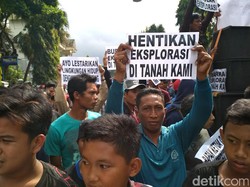 Warga Trenggalek Unjuk Rasa Tolak Ekplorasi Tambang Emas